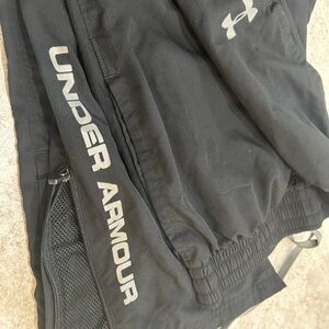 Adult under Armour, wind pants size medium, like new.